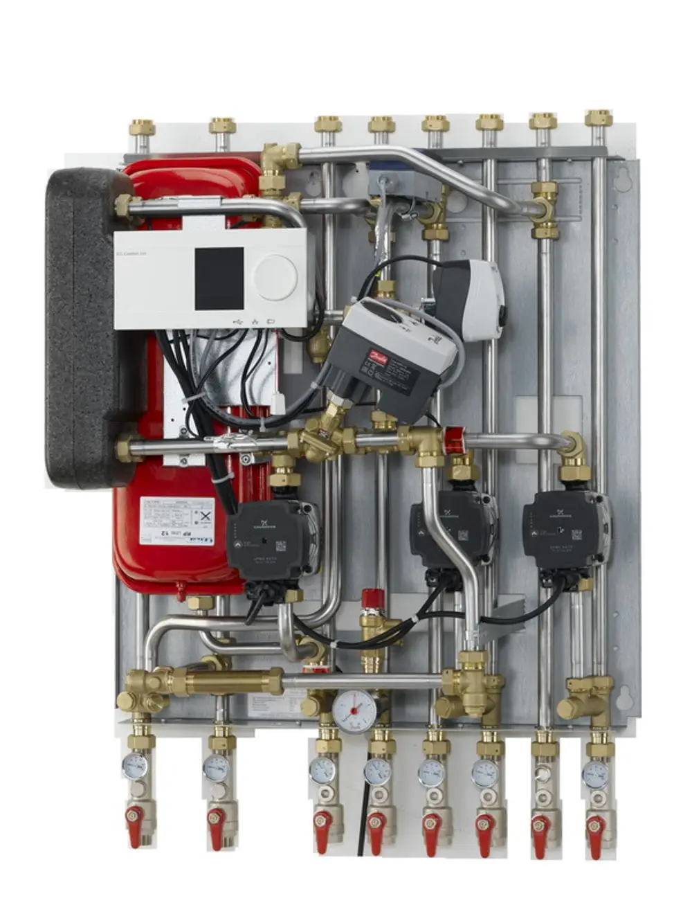 Hausstation mit Rohren, Ventilen und einem Danfoss Steuergerät, zur Regelung von Heiz- und Warmwasserversorgung in einem Gebäude.